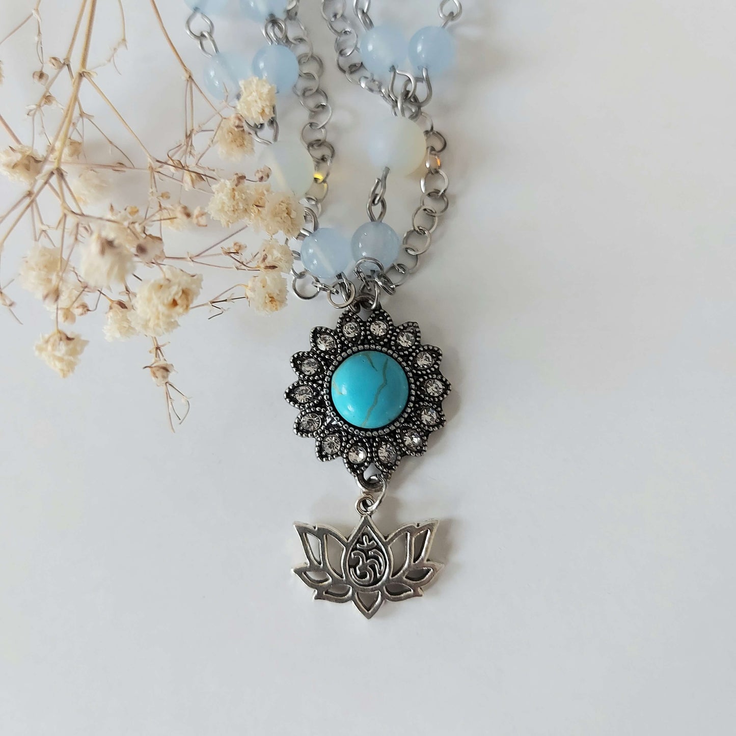 SPIRIT OF CONNECTION Collar Necklace with Opalite and Howlite